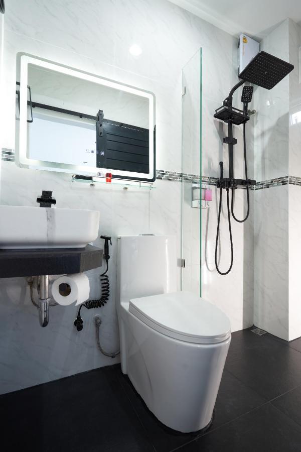 Thonglor Suites Hotel Bangkok Bagian luar foto