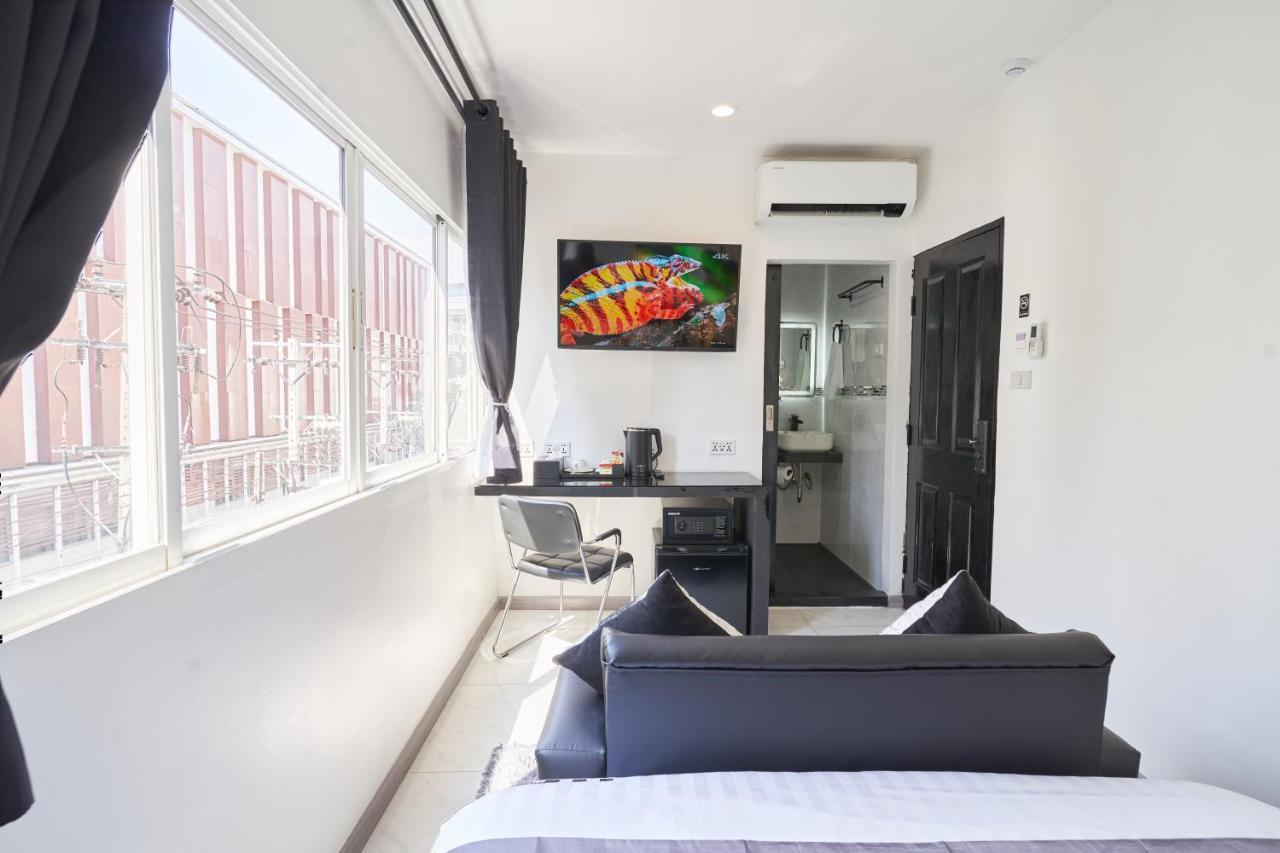 Thonglor Suites Hotel Bangkok Bagian luar foto