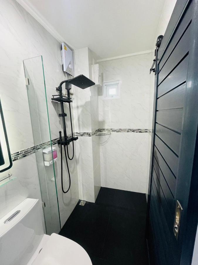 Thonglor Suites Hotel Bangkok Bagian luar foto
