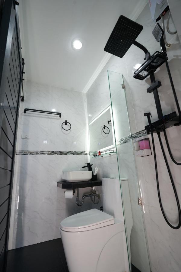 Thonglor Suites Hotel Bangkok Bagian luar foto