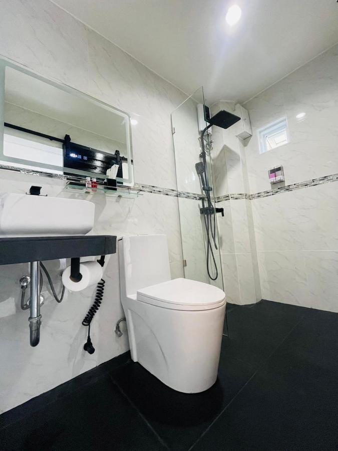 Thonglor Suites Hotel Bangkok Bagian luar foto