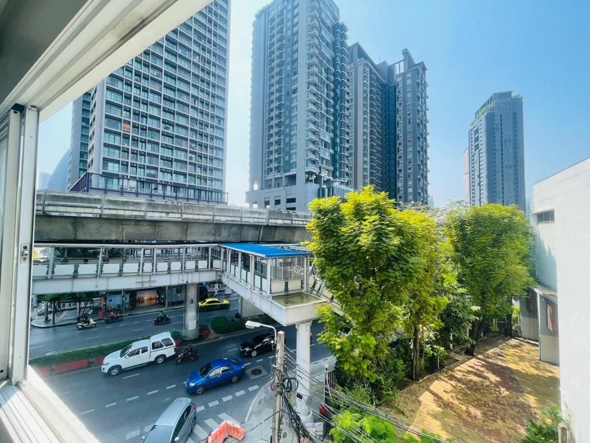 Thonglor Suites Hotel Bangkok Bagian luar foto