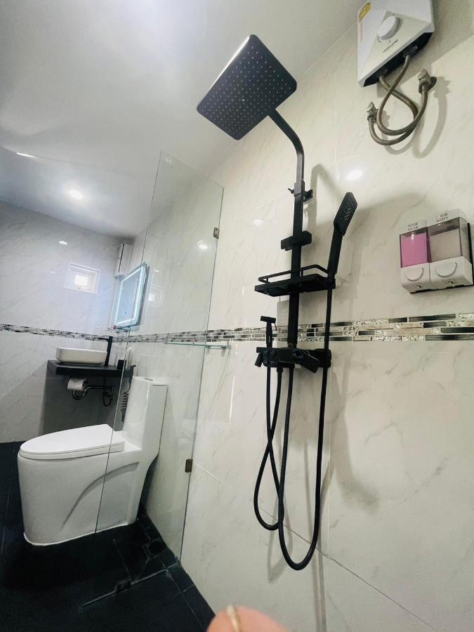Thonglor Suites Hotel Bangkok Bagian luar foto