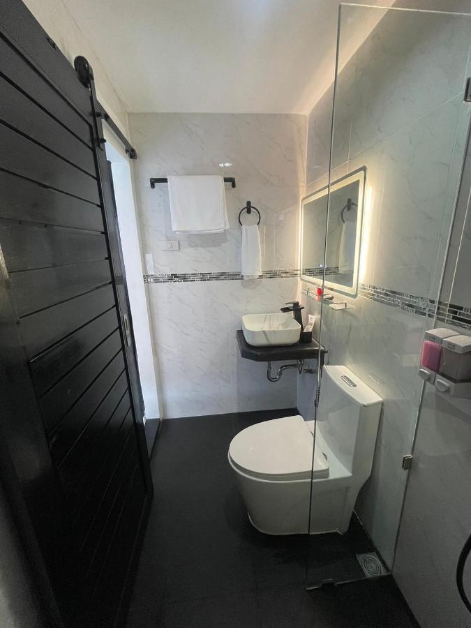 Thonglor Suites Hotel Bangkok Bagian luar foto