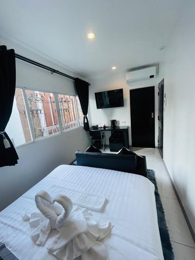 Thonglor Suites Hotel Bangkok Bagian luar foto