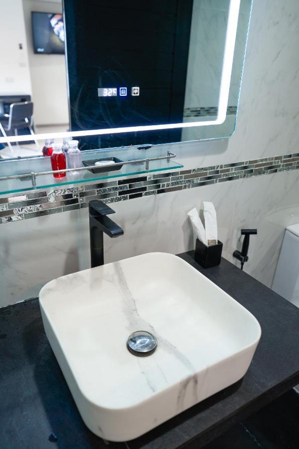 Thonglor Suites Hotel Bangkok Bagian luar foto