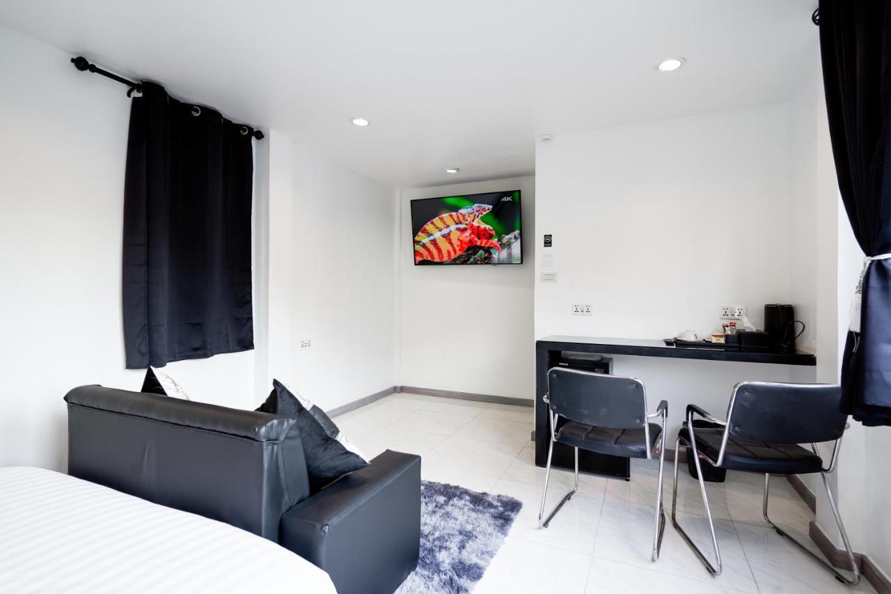 Thonglor Suites Hotel Bangkok Bagian luar foto